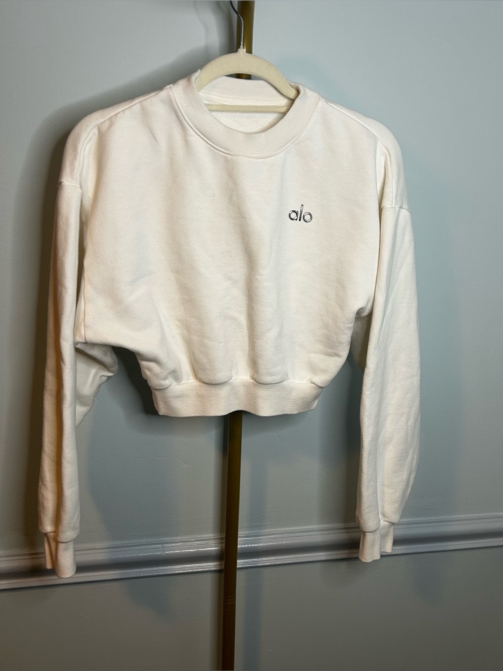 Alo Yoga White Accolade Crewneck Cropped Sweatshirt Size Small